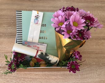 Personalisierte Buchbox – Geschenk für Buchliebhaber -  Handgeschriebener Brief, Lesezeichen, Buch & Schokolade in Geschenkbox