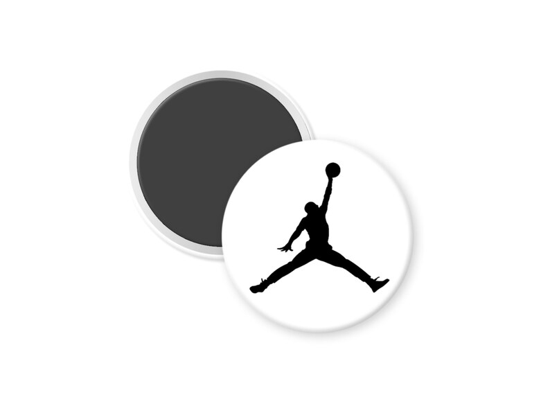 Llavero magnético con pin de Air Jordan, regalo de cumpleaños y favores de fiesta de Michael Jordan Jump Man de la NBA, insignia de cordón con botón Pinback imagen 7