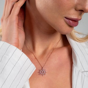 Dainty Snowflake Necklace Minimalist Gold Snowflake Pendant Necklace Silver Snowflake Jewelry Christmas Gift For Women Bridesmaid Necklace