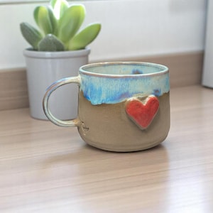 Ręcznie robiony ceramiczny kubek w kształcie serca – spersonalizowany, przytulny kubek