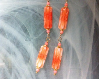 Boucles d'oreilles longues et bohèmes avec des très petites perles de corail rose et de belles perles allongées de verre de Bohème en corail