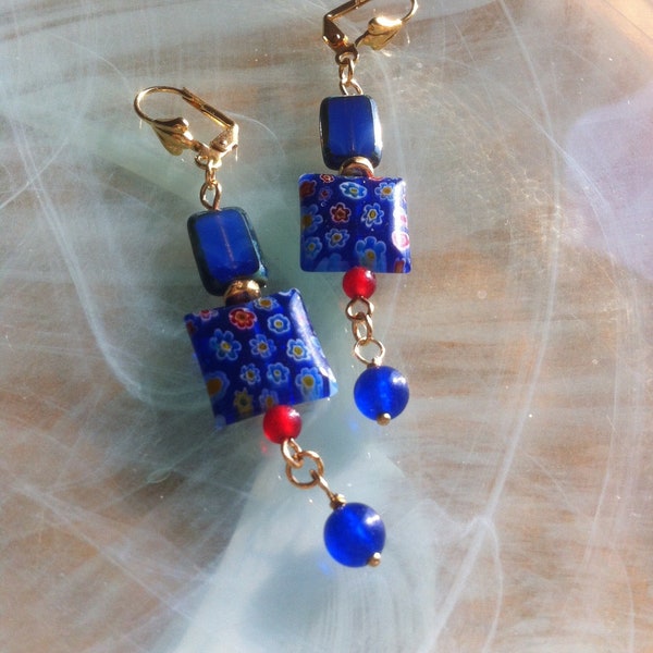 Boucles d'oreilles avec des perles carrées de millefiori en verre vintage, deux rectangles de verre tchèque et perles de verre bleu et rouge