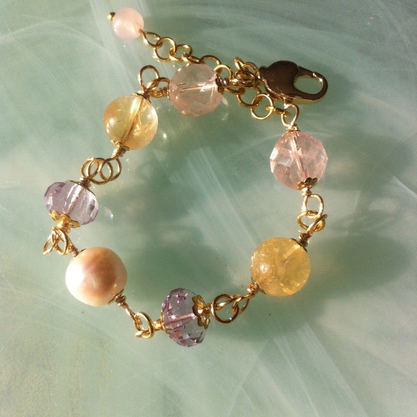 Bracelet minimal mais avec un chic certain avec une grande perle d'eau douce centrale, Améthystes rose facettées, Citrine et Quartz Rose