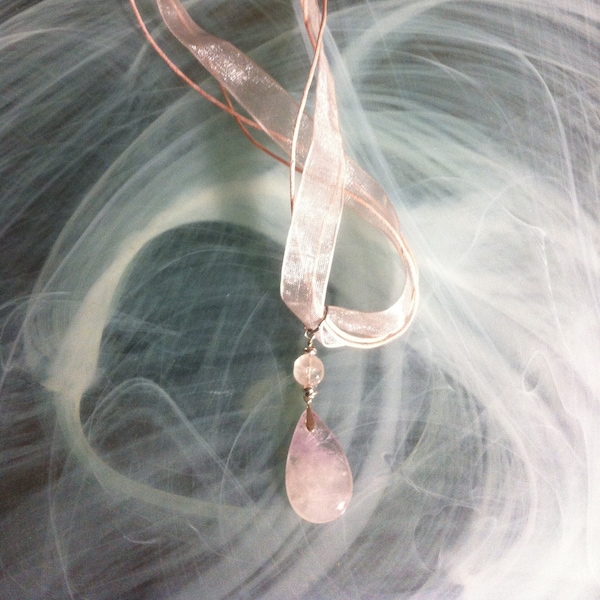 Bohemian pendant with a pendant of pink Quartz in drop and a pearl on a pink organza ribbon and two rows of pink linen coated
