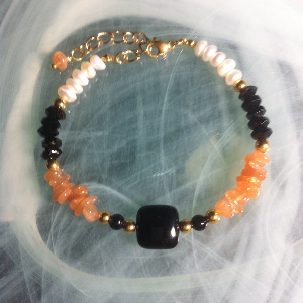 Joli bracelet d'Onyx centrale, de perles d'eau douce, de perles en rondelle de Quartz noir et de perles de forme libre de Pierre du Soleil