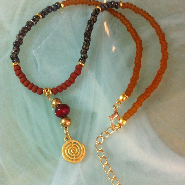 Collier pendentif ras-de-cou de style ethnique de perles de verre tchèque, de perles Miyuki et d'un pendant de perle de Murano et spirale