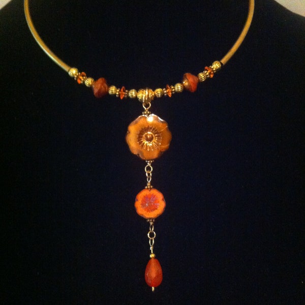 Collier ras de cou au look Vintage avec tubes courbés en laiton doré et perles Or antique, perles soucoupe et fleurs de verre orange brûlée