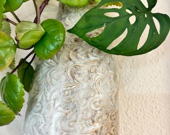 Wandvase mit Ornamenten