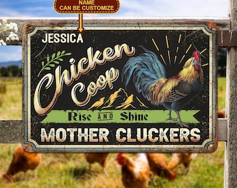 Puede incluir: Un letrero de metal rústico con fondo negro y detalles en verde, amarillo y blanco. El letrero presenta un gallo con una cola colorida y el texto "Chicken Coop Rise and Shine Mother Cluckers". El texto "Jessica" también está incluido en el letrero.