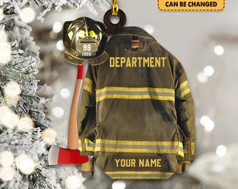 Könnte beinhalten: Ein Weihnachtsbaumschmuck mit einer Feuerwehrjacke, einem Helm und einer Axt. Die Jacke hat gelbe reflektierende Streifen und den Text "DEPARTMENT" und "YOUR NAME". Der Helm trägt die Nummer "98 1056". Der Schmuck ist eine großartige Möglichkeit, Ihre Unterstützung für Feuerwehrleute zu zeigen.