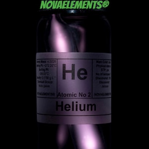 Può includere: Una bottiglia di vetro con un'etichetta che recita "Helium" e "Atomic No 2". La bottiglia contiene un gas viola. L'etichetta include anche la massa atomica, il punto di fusione, il punto di ebollizione, la densità, il gruppo chimico e lo scopritore dell'elemento.