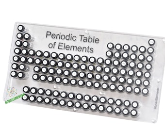 Könnte beinhalten: Ein transparentes Acryl-Periodensystem der Elemente mit kleinen Glasfläschchen, die Proben jedes Elements enthalten. Die Fläschchen sind im Standardformat des Periodensystems angeordnet. Der Titel "Periodensystem der Elemente" ist oben auf dem Display aufgedruckt.
