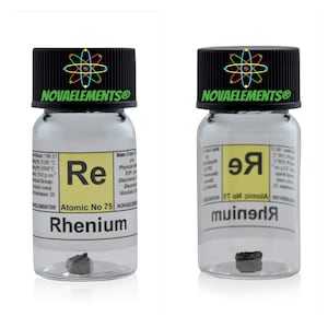 Peut inclure: Une petite bouteille en verre avec un bouchon noir contenant un petit morceau de métal gris. L'étiquette sur la bouteille indique "Re Atomic No 75 Rhenium".
