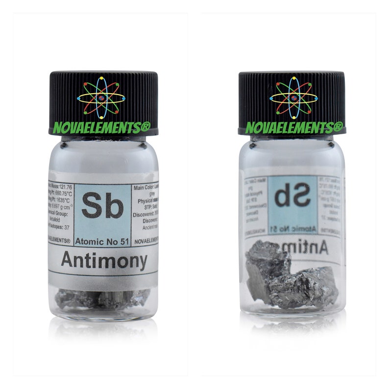 Pu&ograve; includere: Due piccoli flaconi di vetro contenenti campioni dell'elemento antimonio. I flaconi sono etichettati con il simbolo, il numero atomico e il nome dell'elemento. I flaconi sono su uno sfondo bianco.