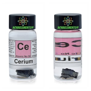Può includere: Una piccola bottiglia di vetro con un tappo nero e un'etichetta bianca. L'etichetta riporta il testo "NOVAELEMENTS®" e "Cerio" con il numero atomico 58. La bottiglia contiene un piccolo pezzo di metallo di cerio.