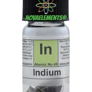 Puede incluir: Un peque&ntilde;o frasco de vidrio con tapa negra que contiene una muestra de Indio, un metal blando, blanco plateado. La etiqueta dice "Indium" y "Atomic No 49".
