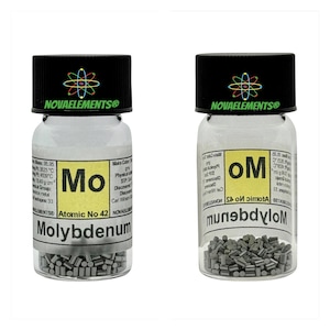 Molybdenmetallgrundämne 42, periodiska systemet, molybden glänsande pellets i flaska med etikett, 5 gram 99,9 % rent