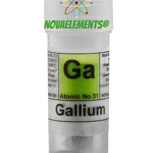 Op de afbeelding: Een klein doorzichtig plastic flesje met een monster gallium, een zacht zilverkleurig metaal. Het flesje heeft een wit etiket met het chemische symbool "Ga" en de tekst "Atomic No 31 Gallium" erop gedrukt. Het etiket bevat ook het bedrijfslogo "NOVAELEMENTS®".