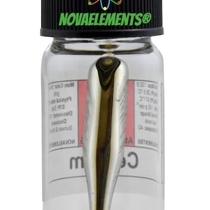 Op de afbeelding: Een helder glazen flesje met een klein stukje ceriummetaal. Het flesje heeft een zwarte dop met de tekst "NOVAELEMENTS&reg;" en een gestileerd atoomsymbool. Het etiket op het flesje bevat informatie over cerium, zoals het atoomnummer, het atoomgewicht en het smeltpunt.
