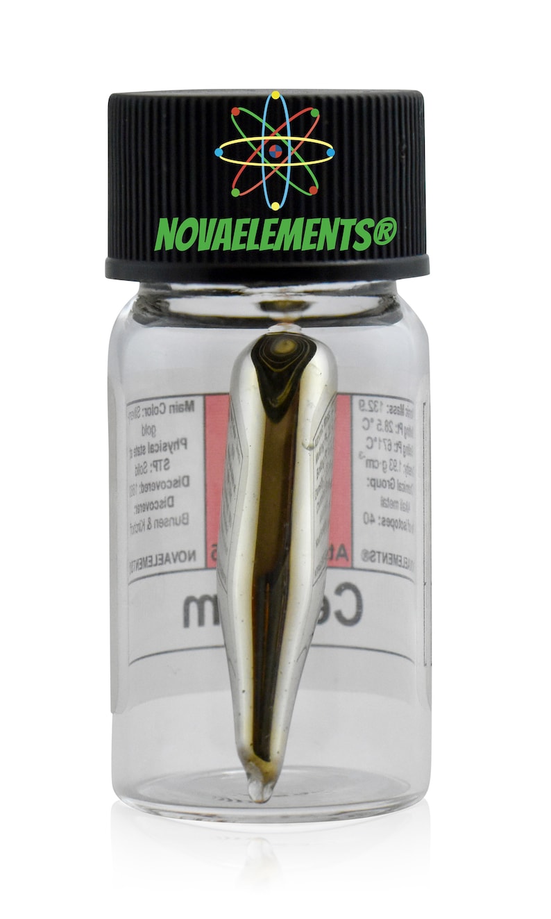 Op de afbeelding: Een helder glazen flesje met een klein stukje ceriummetaal. Het flesje heeft een zwarte dop met de tekst "NOVAELEMENTS&reg;" en een gestileerd atoomsymbool. Het etiket op het flesje bevat informatie over cerium, zoals het atoomnummer, het atoomgewicht en het smeltpunt.