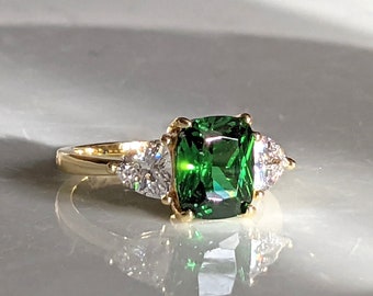 Cojín anillo verde esmeralda, anillo de tres piedras esmeralda, anillo esmeralda de plata de ley en oro chapado, anillo de compromiso, anillo de aniversario P5