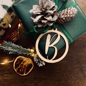 Etiquetas de regalo de cartas / Etiquetas de madera iniciales / Etiquetas de regalo de Navidad / Etiquetas de regalo personalizadas
