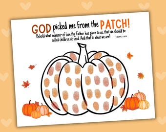 Puede incluir: Una hoja de actividades blanca con un gran contorno negro de una calabaza relleno de patrones de huellas dactilares naranjas. El texto dice: GOD picked me from the PATCH! Behold what manner of love the Father has given to us, that we should be called children of God. And that is what we are! 1 JOHN 3:1 RSV. Pequeñas calabazas naranjas y hojas rodean la calabaza central.