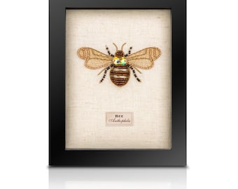 Beaded Bee - Bienen-Wanddekor - Handgefertigte Perlenkunst mit Glasperlen und Pailletten, eingerahmtes Insektenmuster, einzigartiger Naturakzent
