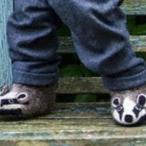 Kids&#39; Billie Badger Slippers - Animal Slippers - Soft Felt Woodland Design with Anti-Slip Suede Soles Cozy & Cute Gift