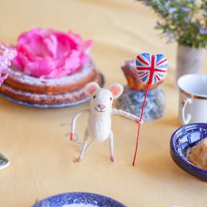 Union Jack Balloon Mouse - Union Jack Needle Felted Mouse with Balloon, Handcrafted Wool Animal Sculpture, British Street Party Decor