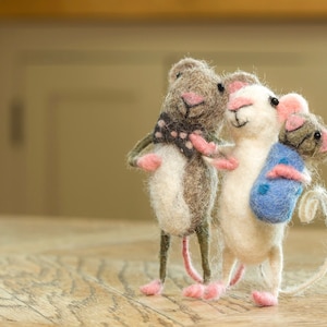 Needle Felt Mice Family Sculpture – Handcrafted Baby Shower Gift, New Baby & Mother’s Day Present, Cute Felted Animal Collectible