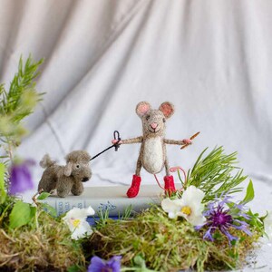Dog Walker Needle Felted Mouse ith Custom Dog Breeds on Lead – Handmade Wool Animal Figurine, Dachshund, Labrador, Pug & Lover Gift image 8
