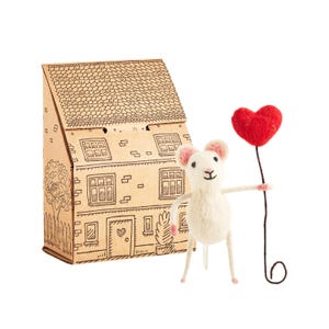 Needle Felted Mouse Happy Heart Balloon Mouse -for Mother's Day Gift, Cornish Kenza Love Animal Figurine, Cute Wool Sculpture image 1