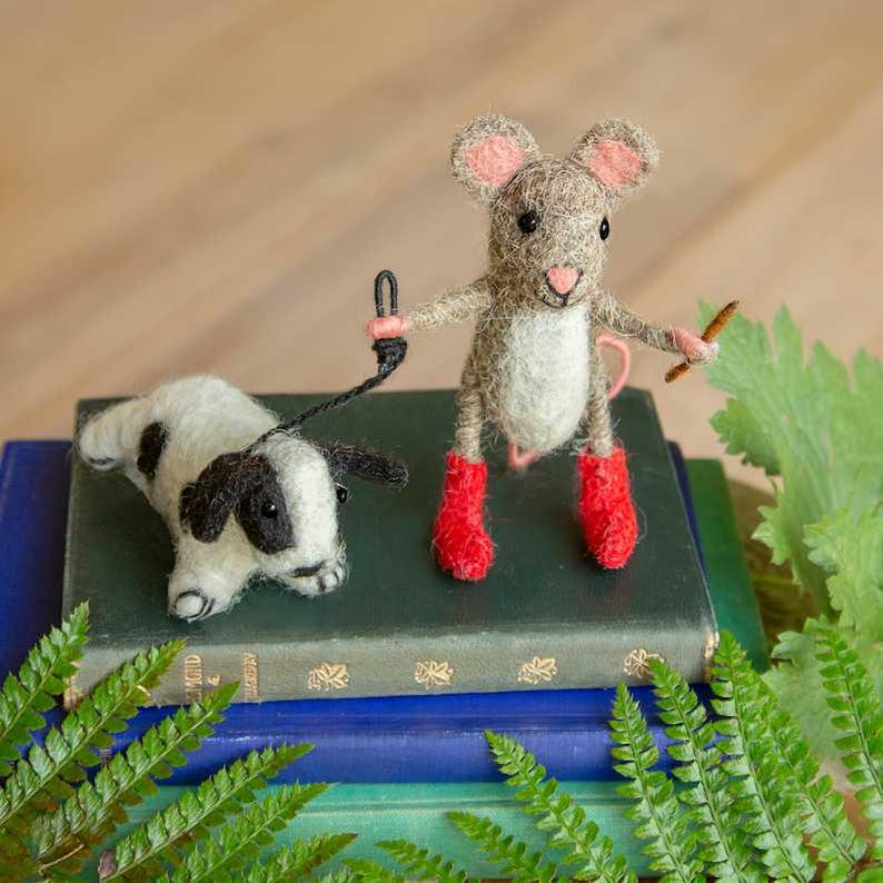 Dog Walker Needle Felted Mouse ith Custom Dog Breeds on Lead – Handmade Wool Animal Figurine, Dachshund, Labrador, Pug & Lover Gift image 4