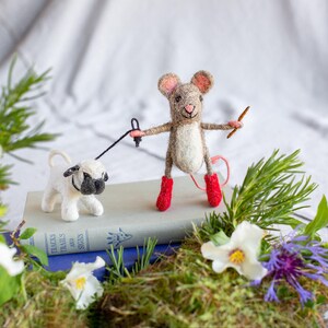 Dog Walker Needle Felted Mouse ith Custom Dog Breeds on Lead – Handmade Wool Animal Figurine, Dachshund, Labrador, Pug & Lover Gift image 6