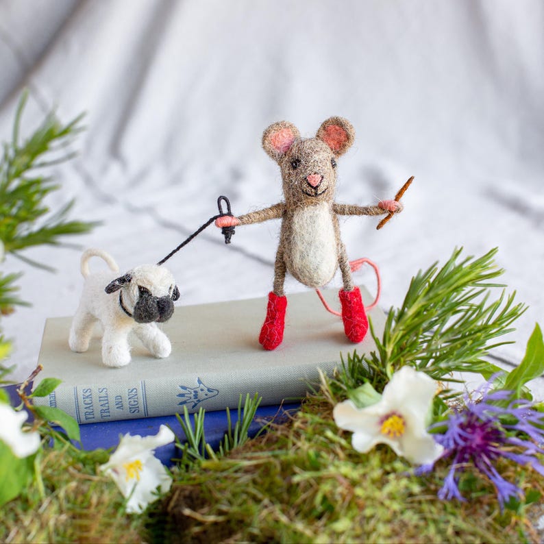 Dog Walker Needle Felted Mouse ith Custom Dog Breeds on Lead – Handmade Wool Animal Figurine, Dachshund, Labrador, Pug & Lover Gift image 6