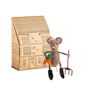 Gärtner Maus Nadel gefilzte Skulptur mit Karotten und Gartengabel, Handgefertigte Cornish Treeve Geschenkbox, Rustikale Bauernhof Dekoration
