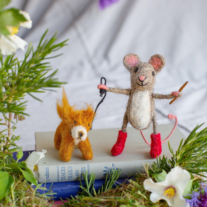 Dog Walker Needle Felted Mouse ith Custom Dog Breeds on Lead – Handmade Wool Animal Figurine, Dachshund, Labrador, Pug & Lover Gift image 9