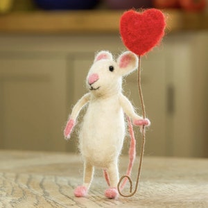 Needle Felted Mouse Happy Heart Balloon Mouse -for Mother's Day Gift, Cornish Kenza Love Animal Figurine, Cute Wool Sculpture image 2