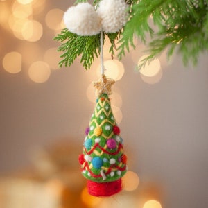 刺繍とニードルフェルトのボールで飾られたクリスマスツリーの飾り、ポンポンハンガー付きの手作りオーガニックウールのオーナメント