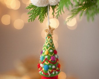 オーナメント　クリスマスツリー 飾り　クリスマス　　インポート　手作り　レア 刺繍とニードルフェルトのボールで飾られたクリスマスツリーの飾り