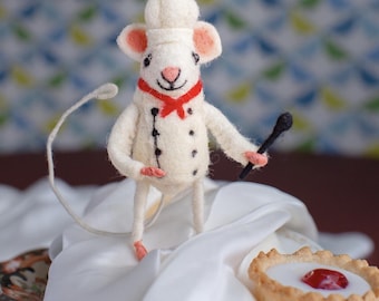 Kockmus - Hantverksmässig filtmus - Kockdocka med hatt och sked, handgjord nåltovad matlagningsgåva, unik köksdekor, sött djur
