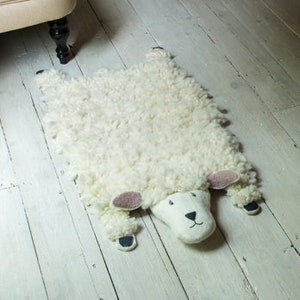 Tapis en mouton Shirley, tapis animal, laine mérinos feutrée à la main, peluche douce, mouton, cadeau pour chambre d&#39;enfant, laine bio, 90 cm x 45 cm