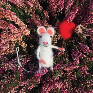 Needle Felted Mouse Happy Heart Balloon Mouse -for Mother's Day Gift, Cornish Kenza Love Animal Figurine, Cute Wool Sculpture image 6