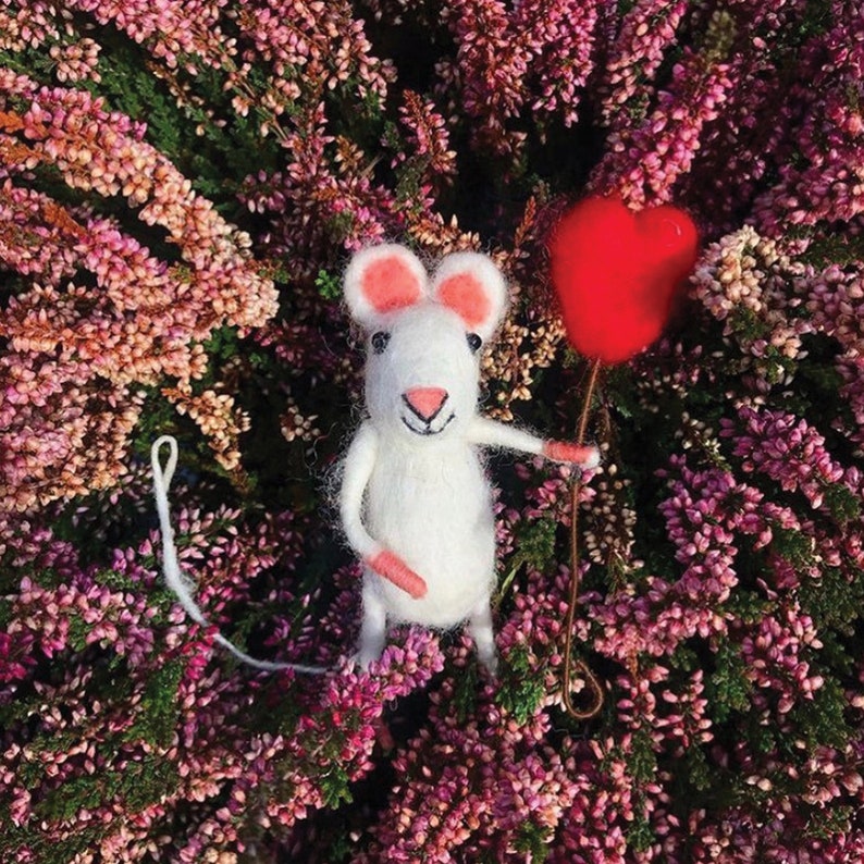 Needle Felted Mouse Happy Heart Balloon Mouse -for Mother's Day Gift, Cornish Kenza Love Animal Figurine, Cute Wool Sculpture image 6