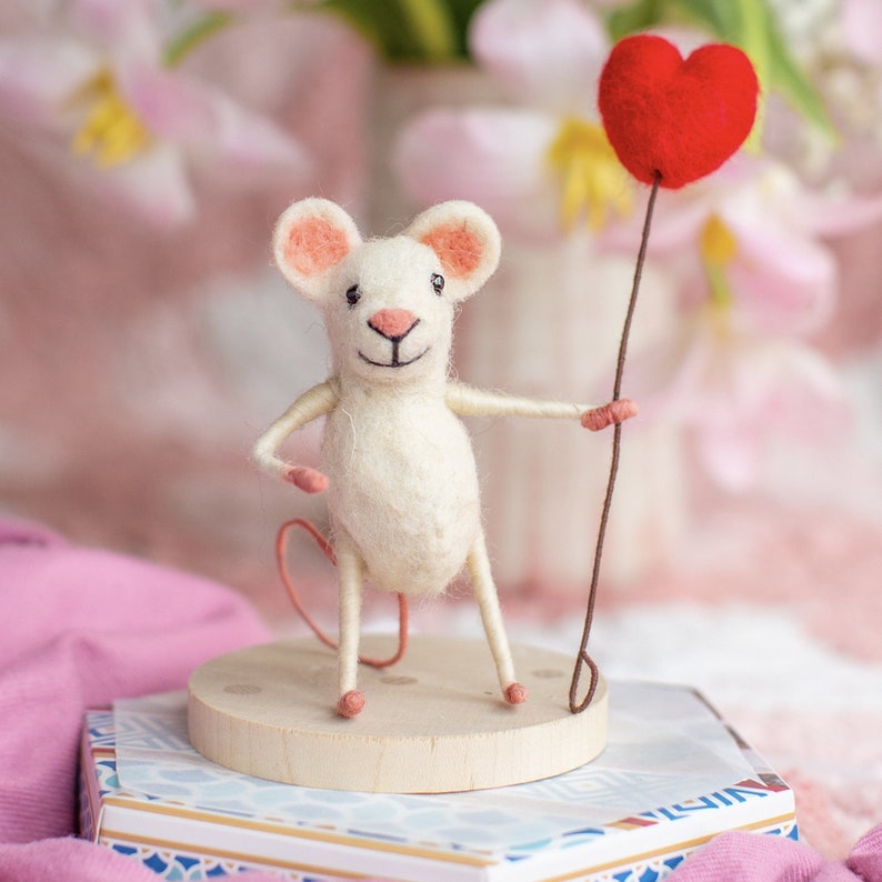 Needle Felted Mouse Happy Heart Balloon Mouse -for Mother's Day Gift, Cornish Kenza Love Animal Figurine, Cute Wool Sculpture image 3
