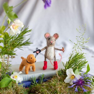 Dog Walker Needle Felted Mouse ith Custom Dog Breeds on Lead – Handmade Wool Animal Figurine, Dachshund, Labrador, Pug & Lover Gift image 3