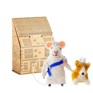 La reine des souris et la princesse corgi cousent en feutre en forme de coeur