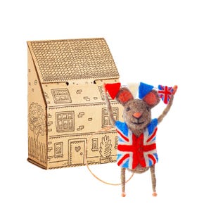 Union Jack Bunting Mouse Needle Felted Mouse with Bunting, Handcrafted British Celebration Decor, Cute Felted Animal Gift Boxed
