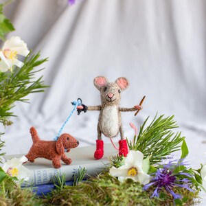 Dog Walker Needle Felted Mouse ith Custom Dog Breeds on Lead – Handmade Wool Animal Figurine, Dachshund, Labrador, Pug & Lover Gift image 2